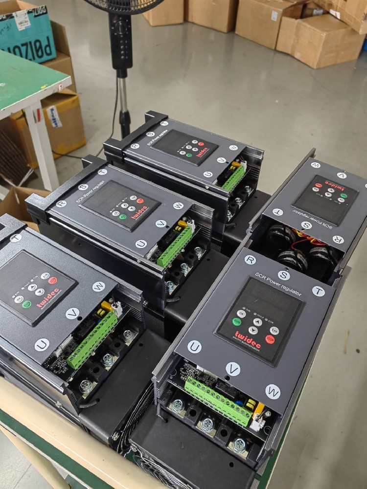 智能温度控制器是怎样控制电力调解器的？？