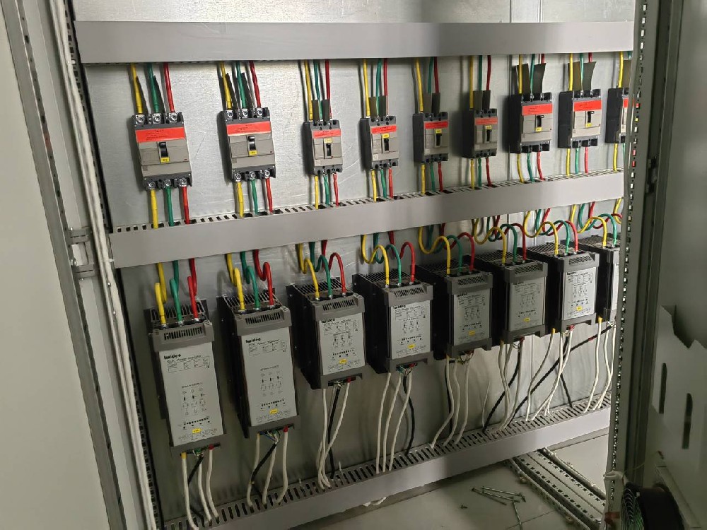 交流电力调解器和直流电力调解器的事情原理有哪些要害区别？？？