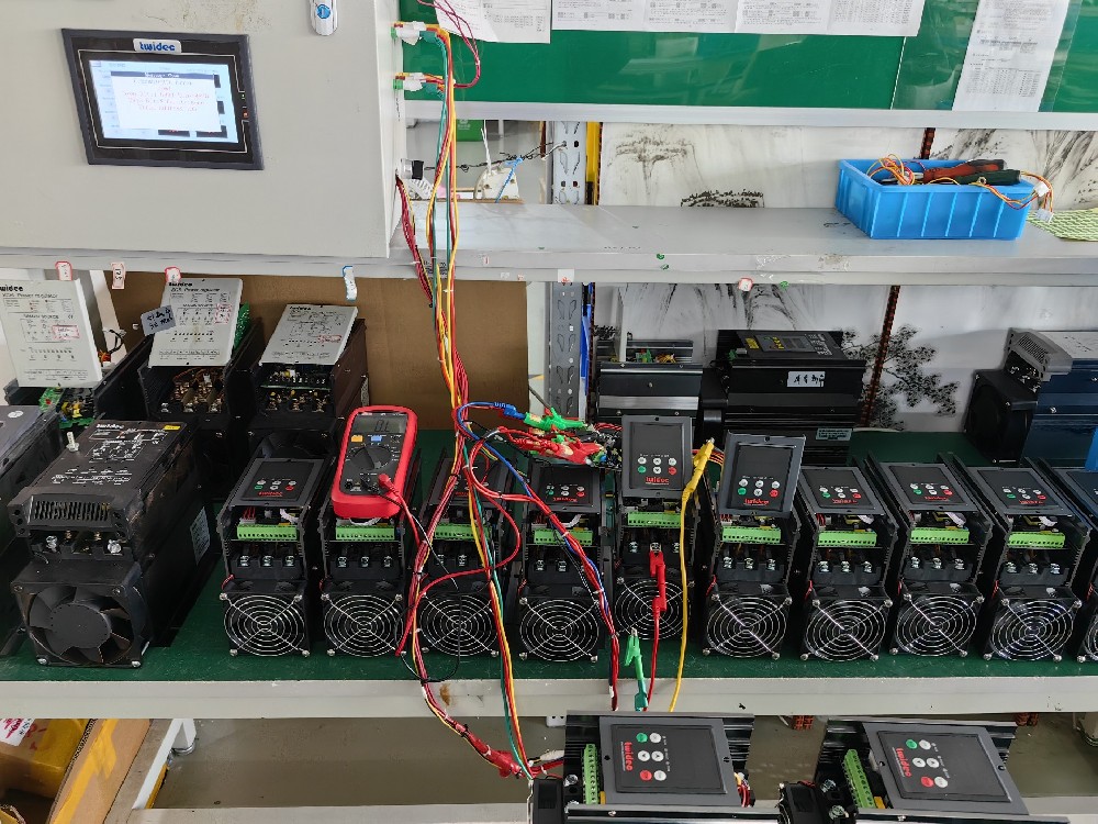 晶闸管在交流电力调解器中是怎样实现电压调理的？？？