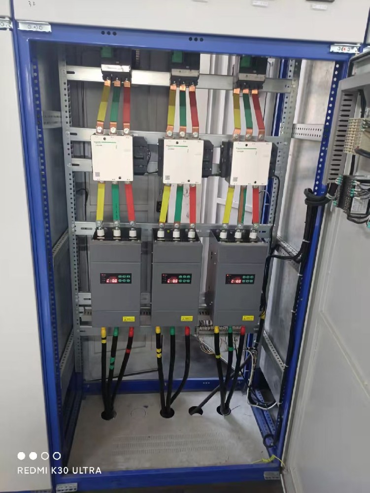 从投资回报率的角度看，，使用电力调解器能为工厂带来哪些经济效益（如节能、提高产品质量等）？