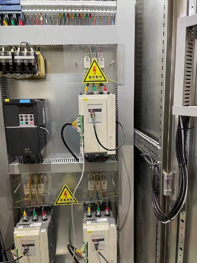 在医疗装备中使用电力调解器，，需要重点关注哪些特殊的清静标准？？