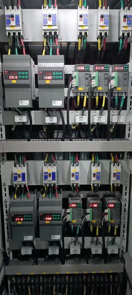 电力调解器在微电网系统中，，，怎样协调差别能源发电单位的电力输出？？？